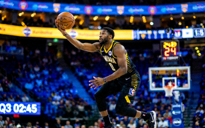 NBA篮球比赛直播画面，球员正在进行投篮